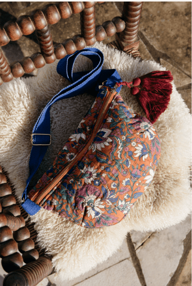 Quiltet bæltetaske med blomster