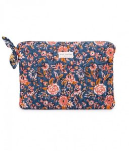 Quiltet laptop cover med blomster