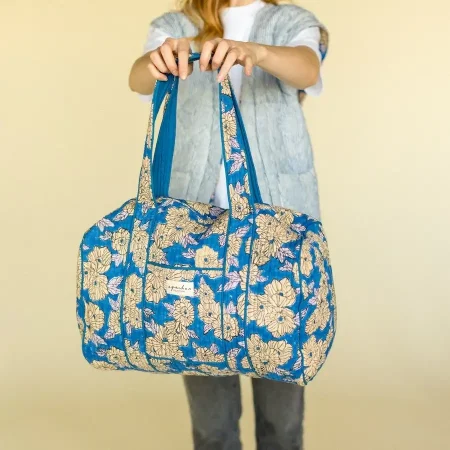 blå taske med blomster
